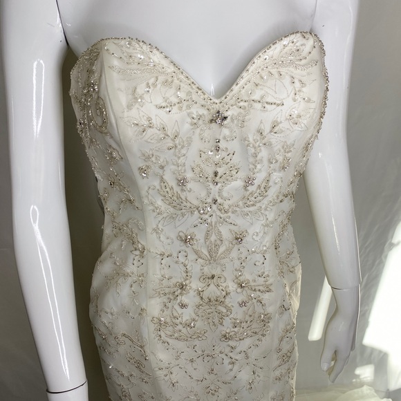 New WEDDING DRESS - Picture 7 of 16